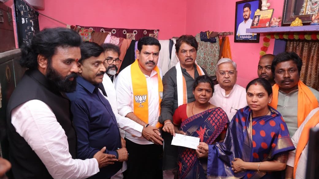 ಬಳ್ಳಾರಿ ಬ್ಯಾನರ್ ಗಲಾಟೆ: ಮೃತ ರಾಜಶೇಖರ್ ಕುಟಂಬಕ್ಕೆ ಜನಾರ್ದನ ರೆಡ್ಡಿ 10 ಲಕ್ಷ ರು. ಪರಿಹಾರ