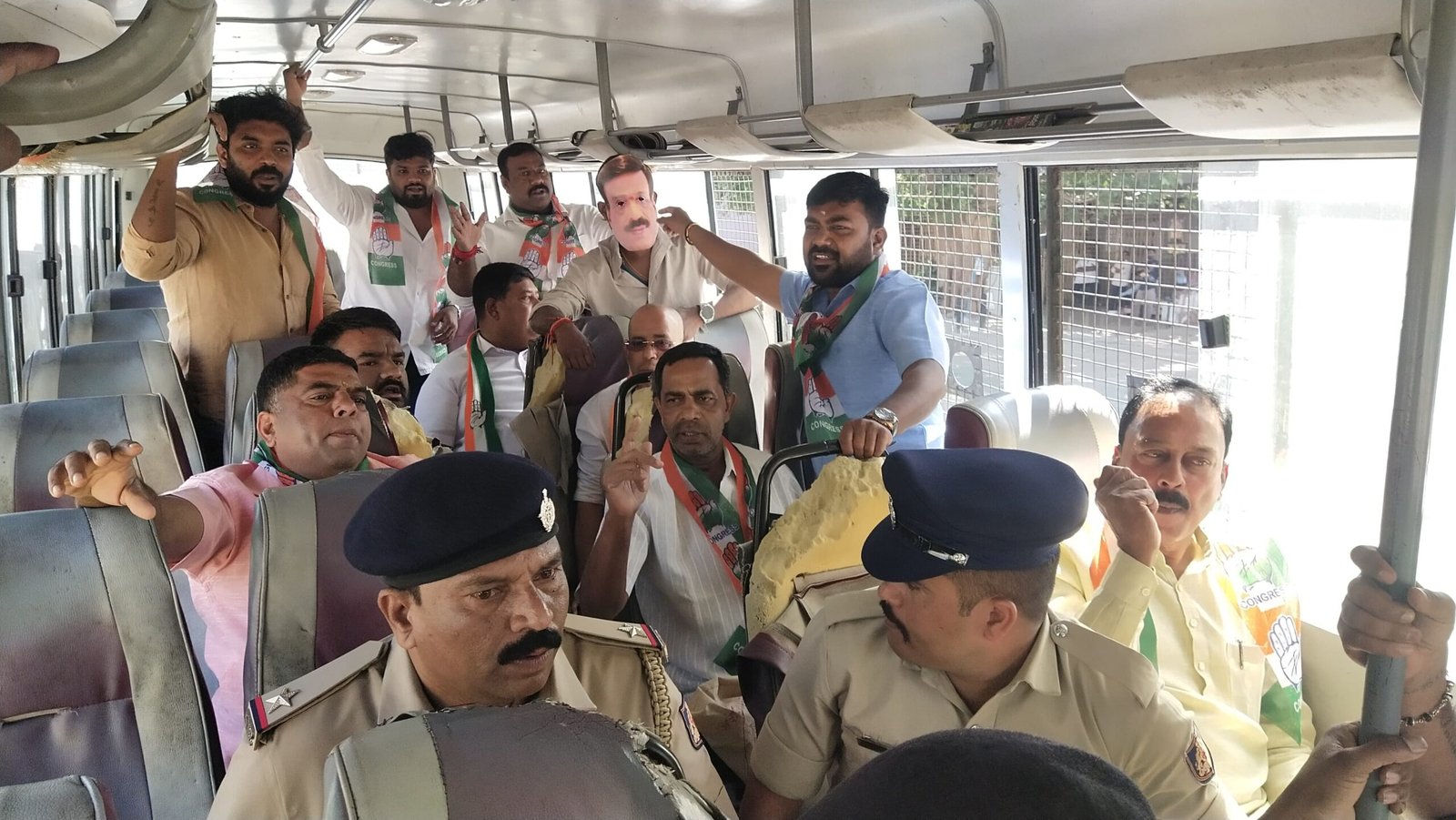 DCM ಗೆ ಬೈಗುಳ: ಜನಾರ್ದನ ರೆಡ್ಡಿ ನಿವಾಸಕ್ಕೆ ಕಾಂಗ್ರೆಸ್ ಕಾರ್ಯಕರ್ತರ ಮುತ್ತಿಗೆ