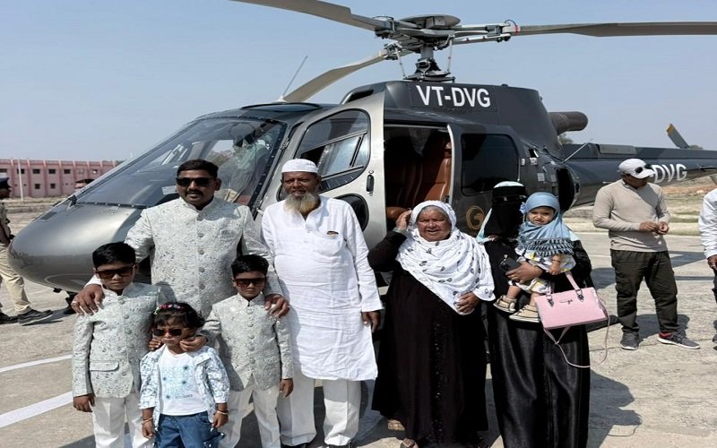 ತಂದೆ–ತಾಯಿಯ ಕನಸಿಗೆ ರೆಕ್ಕೆ ಕೊಟ್ಟ ಮಗ: 6 ಲಕ್ಷ ವೆಚ್ಚದಲ್ಲಿ ಹೆಲಿಕ್ಯಾಪ್ಟರ್ ಸವಾರಿ ಮಾಡಿಸಿದ ಸಿಂಧನೂರಿನ ಯುವಕ