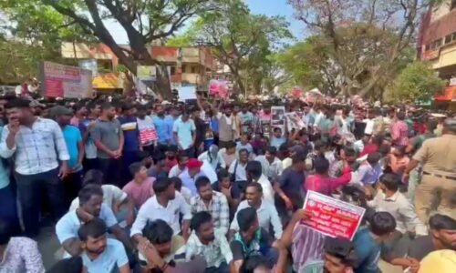 ಜಿಲ್ಲಾಧಿಕಾರಿಗಳ ಮನವಿ ಬೆನ್ನಲ್ಲೇ ಪ್ರತಿಭಟನೆ ಕೈಬಿಟ್ಟ ವಿದ್ಯಾರ್ಥಿಗಳು