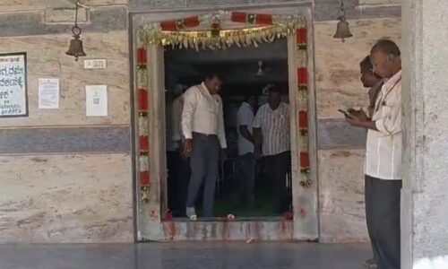 ದೇವರು ಬಂದಂತೆ ನಟಿಸಿ ದಲಿತ ದಂಪತಿಗೆ ಅವಮಾನ: ಪೊಲೀಸ್ ಭದ್ರತೆಯಲ್ಲಿ ದೇಗುಲ ಪ್ರವೇಶ