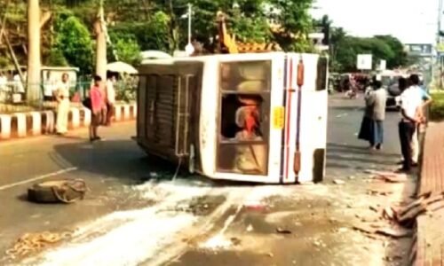 ಗಾರ್ಮೆಂಟ್ ಕಾರ್ಮಿಕರನ್ನು ಸಾಗಿಸುತ್ತಿದ್ದ ಮಿನಿ ಬಸ್ ಪಲ್ಟಿ, ಎಂಟು ಜನರಿಗೆ ಗಂಭೀರ ಗಾಯ