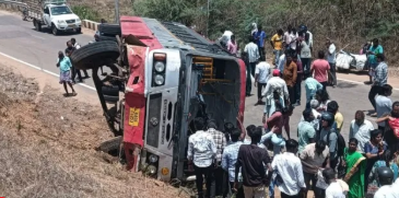 ತುಮಕೂರು : ಕೆಎಸ್‌ಆರ್‌ಟಿಸಿ ಬಸ್ ಪಲ್ಟಿ; ಪವಾಡಸದೃಶವಾಗಿ 40 ಪ್ರಯಾಣಿಕರು ಪಾರು