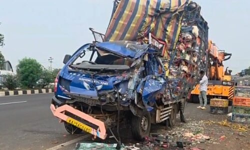 ಬೆಳಗಾವಿ : ಇಲ್ಲಿಯ ಯಡಿಯೂರಪ್ಪ ಮಾರ್ಗದ ಬಳಿಯ ರಾಷ್ಟ್ರೀಯ ಹೆದ್ದಾರಿಯ ರಸ್ತೆಯಲ್ಲಿ ಮಂಗಳವಾರ ನಿಂತಿದ್ದ ಲಾರಿಗೆ ಕೋಳಿ