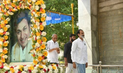 ಡಾ.ರಾಜ್‌ ಕುಟುಂಬದವರು ಡಾ.ರಾಜ್‌ಕುಮಾರ್ ಸಮಾಧಿಗೆ ಪೂಜೆ ಸಲ್ಲಿಸಿದರು