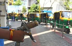 ಮೈಸೂರಿನಲ್ಲಿ ಪೆಟ್ರೋಲ್ ಬಂಕ್‌ಗಳ ಹೊರಗೆ ಆಟೋಗಳ ಉದ್ದನೆಯ ಸಾಲುಗಳು ಕಂಡುಬಂದಿವೆ