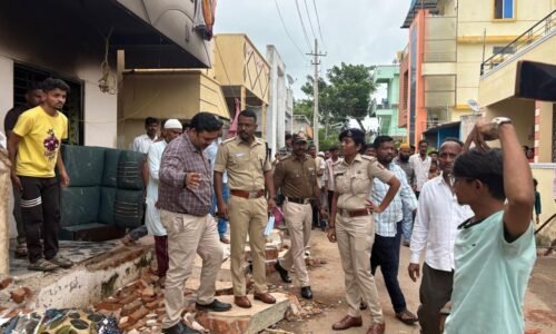 ಅಣ್ಣಿಗೇರಿಯಲ್ಲಿ “ಗ್ಯಾಸ್ ಗೀಸರ್ ಸಿಲೆಂಡರ್” ಸ್ಪೋಟ- ತಾಯಿ, ಮಕ್ಕಳಿಬ್ಬರ ಸ್ಥಿತಿ ಗಂಭೀರ 