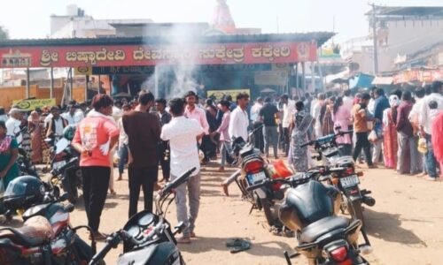 ಕಕ್ಕೇರಿಯ ಭಿಷ್ಟಾದೇವಿ ಹಾಗೂ ಸಹೋದರಿ ಮೂಕಮ್ಮದೇವಿ ಮಂದಿರಕ್ಕೆ ಮಣ್ಣೆತ್ತಿನ ಅಮಾವಾಸ್ಯೆ ನಿಮಿತ್ತ ಭಕ್ತರ ದಂಡು