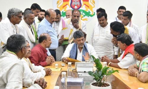 ಮುಜರಾಯಿ ಇಲಾಖೆಯನ್ನು ರಾಮಲಿಂಗಾ ರೆಡ್ಡಿ ಅವರಿಗೆ ಕೊಡಿ: ಸಿಎಂಗೆ ಅರ್ಚಕರ ನಿಯೋಗದ ಮನವಿ