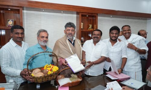 ಪ್ರಾಕೃತ ವಿವಿ ಉದ್ಘಾಟನೆಗೆ ಸಿಎಂಗೆ ಶ್ರವಣ ಬೆಳಗೊಳ ಶ್ರೀ ಮಠದ ನಿಯೋಗದ ಆಹ್ವಾನ