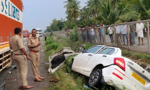 ಚಿತ್ರದುರ್ಗ: ಟೈರ್‌ ಬರ್ಸ್ಟ್‌ ಆಗಿ ಎಡಕ್ಕೆ ತಿರುಗಿದ ಲಾರಿಗೆ ಡಿಕ್ಕಿ ಹೊಡೆದ ಕಾರು: ಮೂವರ ಸಾವು