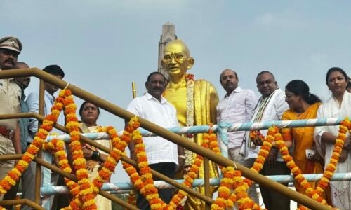 ಮೈಸೂರು ಗಾಂಧಿ ವೃತ್ತದಲ್ಲಿರುವ ಮಹಾತ್ಮ ಗಾಂಧೀಜಿ ಪ್ರತಿಮೆಗೆ ಪುಷ್ಪಾರ್ಚನೆ ಮಾಡಿದ ಡಾ. ಯತೀಂದ್ರ ಸಿದ್ದರಾಮಯ್ಯ